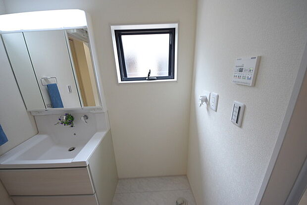 使い勝手の良い洗面台、窓があることで換気もしやすく清潔感のある空間を保てます。 