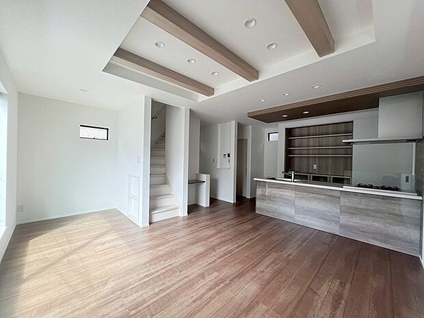 家族が一番集まる場所だから広々としつつも素敵な空間であって欲しい。皆がくつろぐリビングからキッチンまでが一つに繋がる空間。