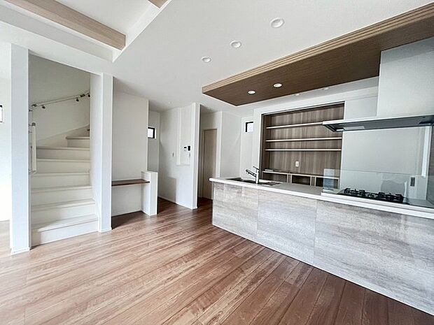 大きな開口部から明るい光が差し込むリビング。日中の室内の明るさがこの部屋の魅力です。