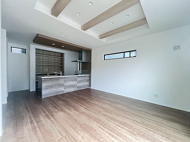 木の温もりを感じられるリビング。家族集まる場所はアットホームな空間がいいですよね。