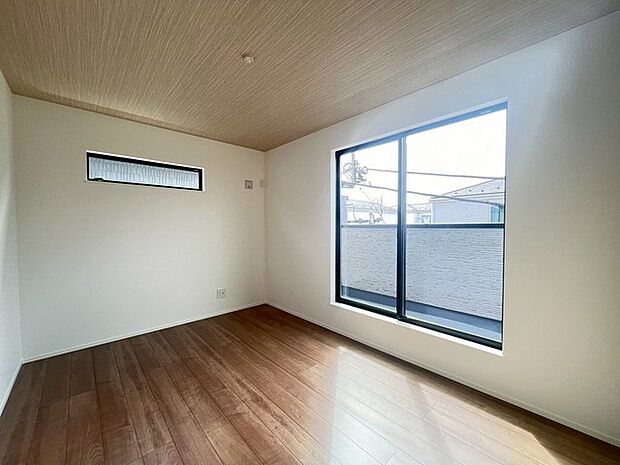 天井の木目は広く見えます。