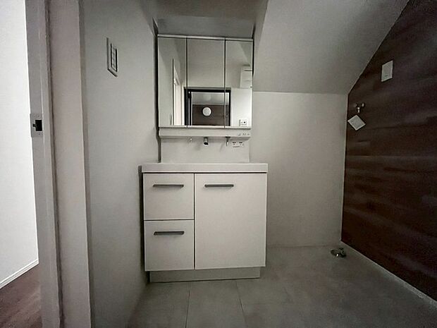 お出かけ前の身だしなみに一歩差がつく三面鏡。ミラー裏にはたっぷり収納もございます。 