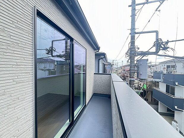 南道路に面しており日中もたくさんの陽が入ります。風通りや周辺環境など実際に現地にてご確認ください。