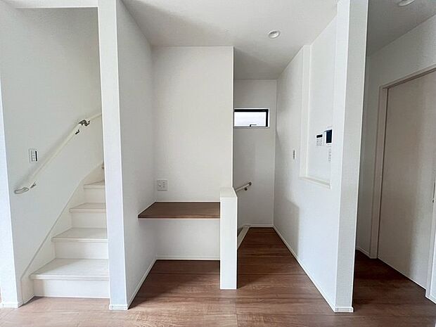 お洒落な小物を置く、心安らぐ観葉植物を飾ってみる。もしくはパソコンを置いてみる。色々な用途に使えそうなリビングのカウンタースペース