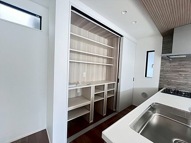 普段使わないお皿も置ける広々とした、キッチン背面収納。