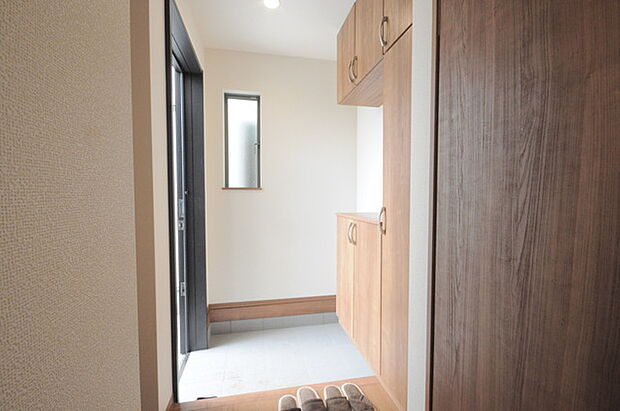 玄関はおうちの顔とも呼ばれる重要な場所！明るくスッキリと見える空間で住まう人を見送り、出迎えてくれます。  