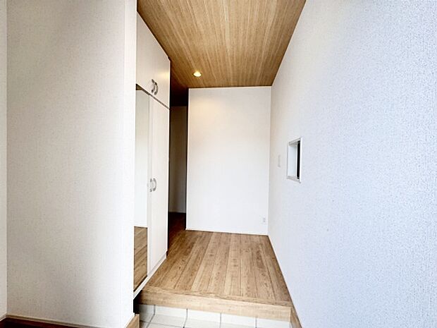 明るく開放的な玄関、靴の脱ぎ履きもしやすく、収納も豊富でご家族皆様の靴をスッキリ収納できます。 