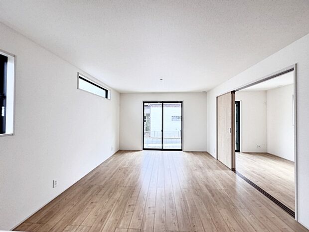 家族や友人、両親、親戚とこれから沢山の時間を紡ぐのだろう。そこを彩るのは窓から見える青い空、心地よい緑。そんなイメージが膨らむリビングスペース。 