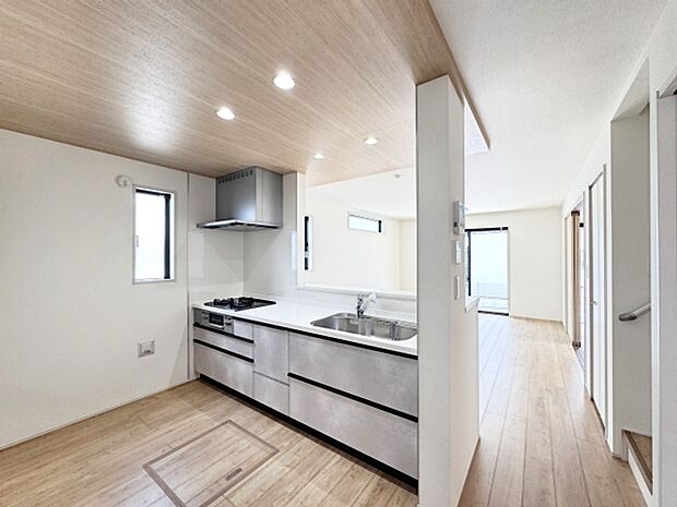 いつも家族の集まるLDKは広々とした16帖。通風・採光にも優れ、心安らぐ風と光がたえない空間。汎用性に富んだ居住スペースと、高揚感さえも与えてくれる住空間です。 