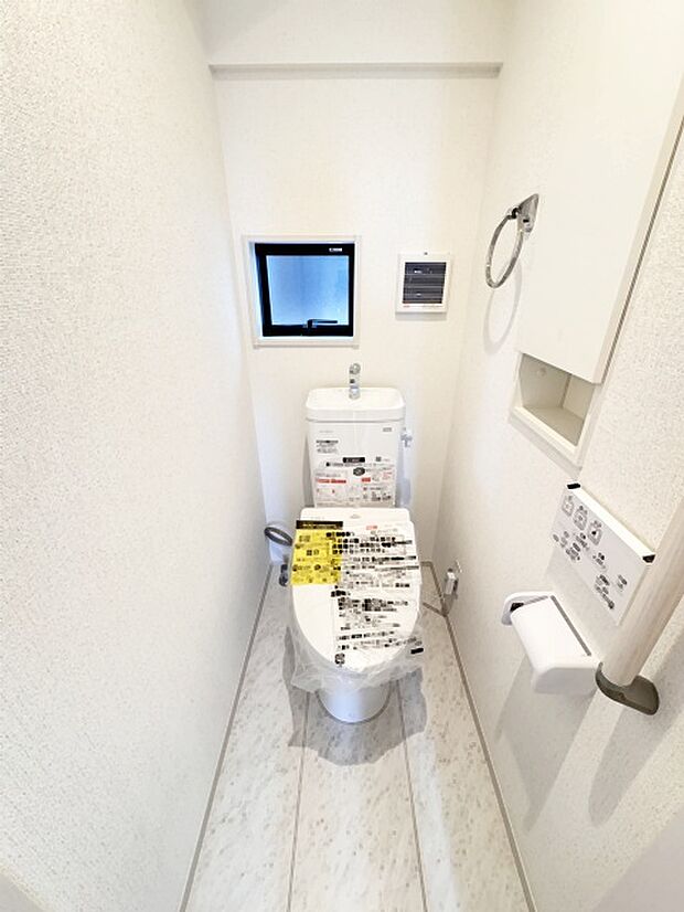 ウォシュレット機能付きのトイレ。換気のしやすい窓付きで、収納もあり実用性も兼ね備えた造り。 