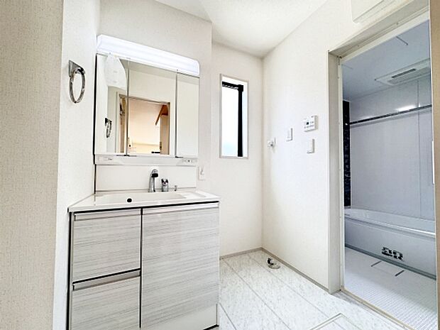 使い勝手の良い洗面台、窓があることで換気もしやすく清潔感のある空間を保てます。 