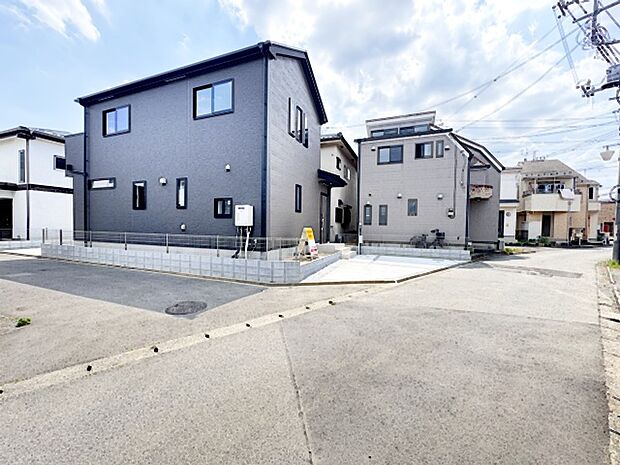 4m幅員の二方公道に面した北東角地です。お車の運転が苦手な方でも安心して出入りいただけます。 