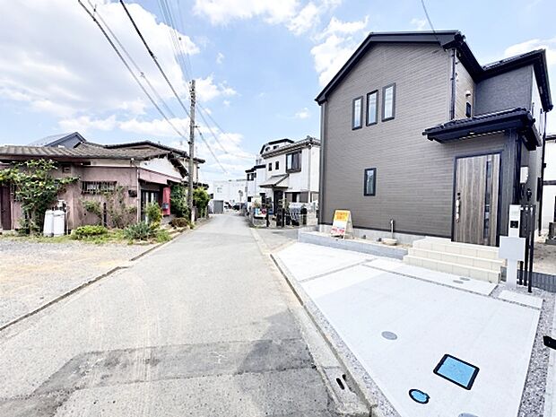 4m幅員の道路に面しておりお車の運転が苦手な方でも安心して出入りいただけます。 