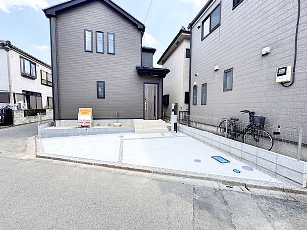 セカンドカーや来客時にも便利なカースペース2台分ございます。 