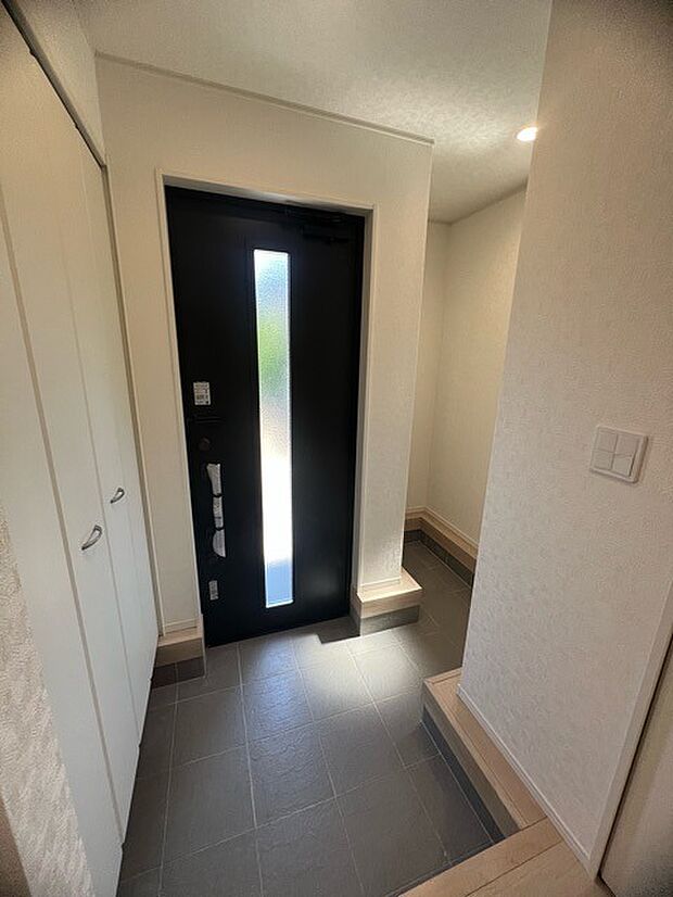 明るく開放的な玄関、靴の脱ぎ履きもしやすく、収納も豊富でご家族皆様の靴をスッキリ収納できます。 