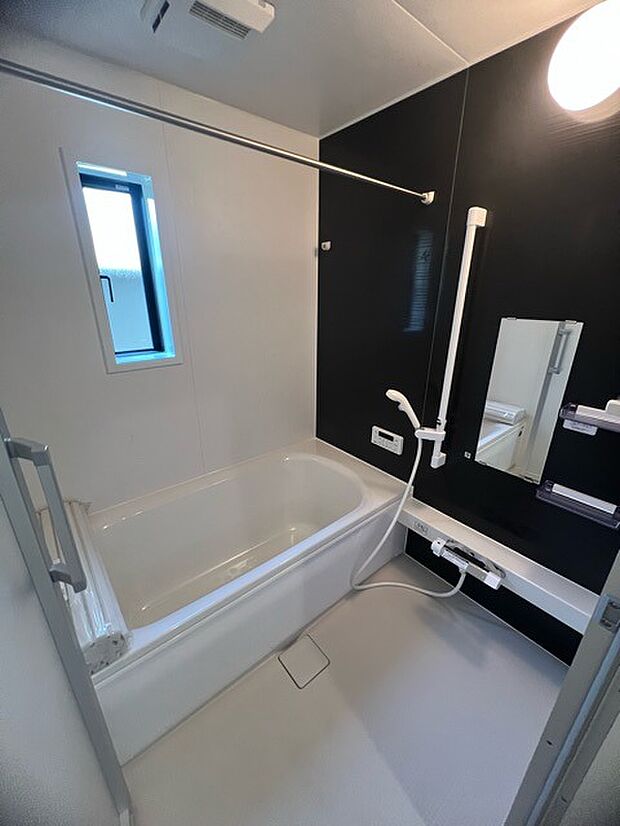 一緒にお風呂に入っている子供達の声がリビングまで聞こえてきそうな広々とした1坪バス 