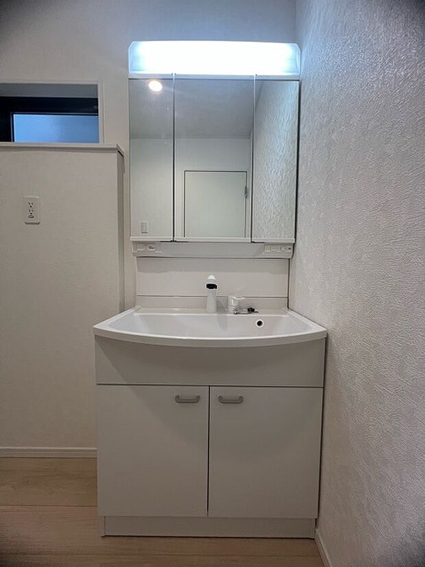 お出かけ前の身だしなみに一歩差がつく三面鏡。ミラー裏にはたっぷり収納もございます。 