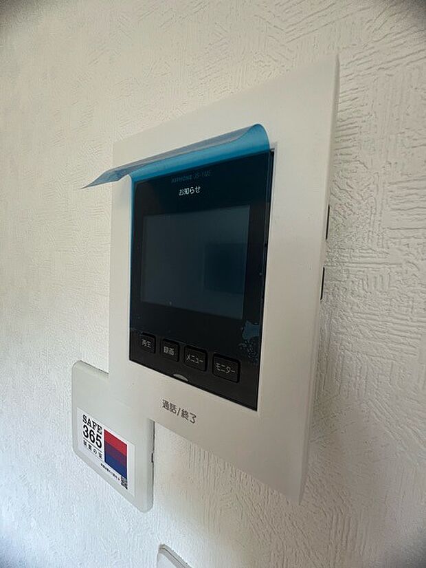 録画機能もあり、どのような人が何時に来訪されたのかが分かります。防犯上はもちろん、お届け物などの把握にも便利です。ライトが付いているので、夜間でも安心です。  