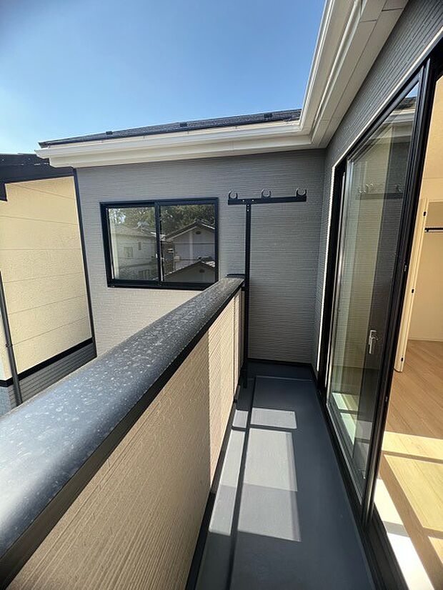 陽ざしが差込む明るいバルコニー。奥行きのあるバルコニーはお洗濯時に助かります。 