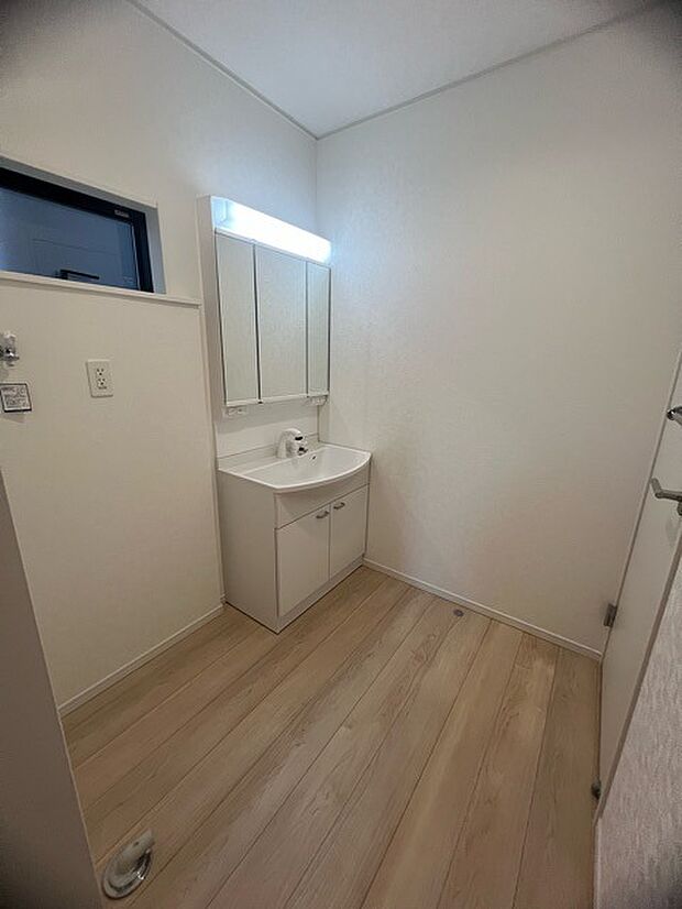 ゆとりの洗面スペースで朝の身支度もスムーズに行えます。 