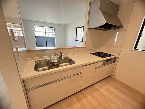 人工大理石を使用したシステムキッチン。永く傷つきにくく、お手入れもしやすい高機能性です。