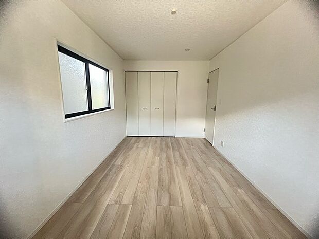 どんな家具にでも相性が良い清潔感ある白色調のクロスを採用。主張しすぎない配色、耐久性にも優れた床材は日々のメンテナンスも楽に、快適に過ごして頂けるよう考えられています。