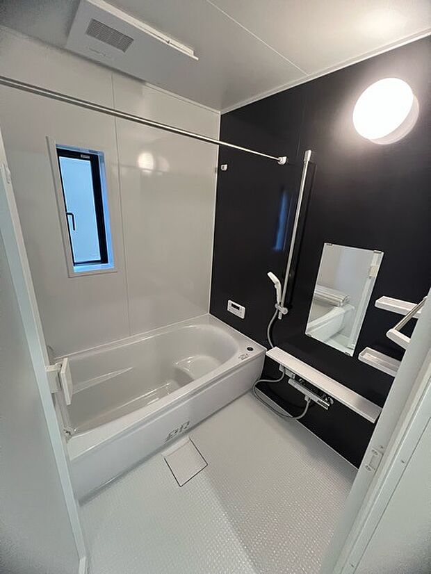 1日の疲れを取るゆとりある浴室です。 