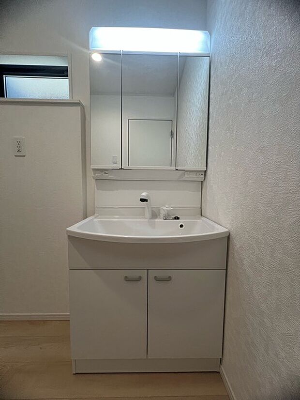 お出かけ前の身だしなみに一歩差がつく三面鏡。ミラー裏にはたっぷり収納もございます。 