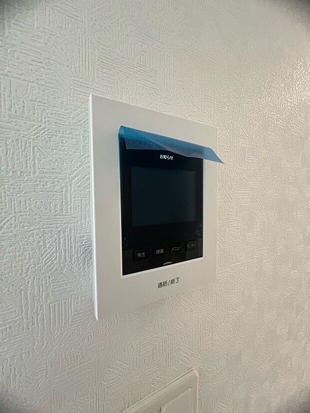 録画機能もあり、どのような人が何時に来訪されたのかが分かります。防犯上はもちろん、お届け物などの把握にも便利です。ライトが付いているので、夜間でも安心です。  