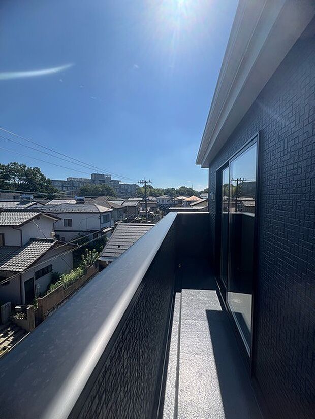 陽ざしが差込む明るいバルコニー。奥行きのあるバルコニーはお洗濯時に助かります。 