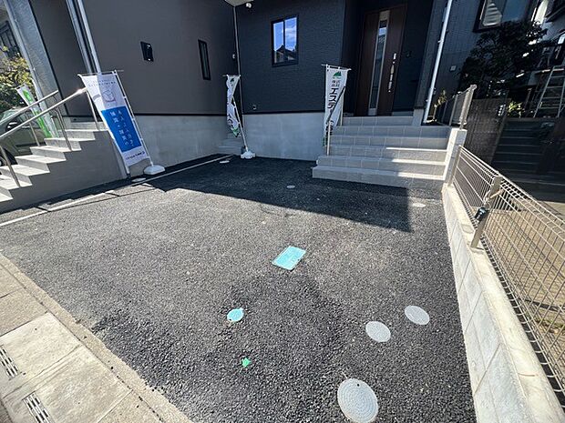 セカンドカーや来客時にも便利なカースペース2台分ございます。 