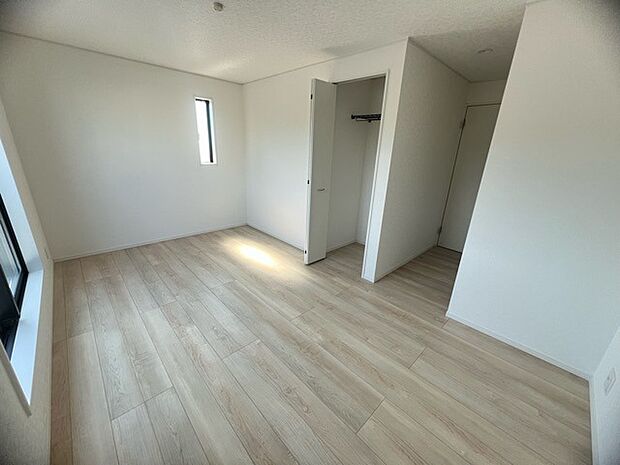 どんな家具にでも相性が良い清潔感ある白色調のクロスを採用。主張しすぎない配色、耐久性にも優れた床材は日々のメンテナンスも楽に、快適に過ごして頂けるよう考えられています。 