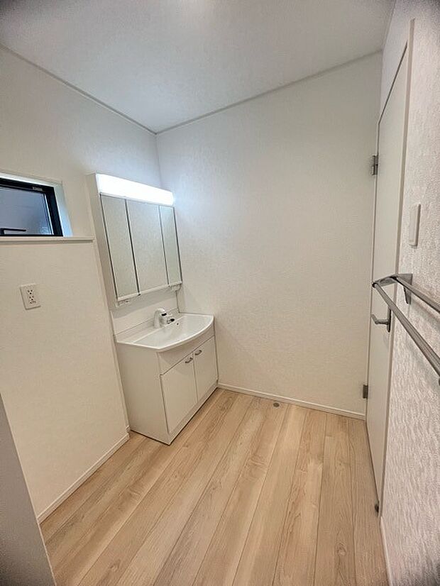 ゆとりの洗面スペースで朝の身支度もスムーズに行えます。 