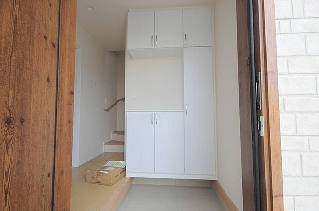 明るく開放的な玄関、靴の脱ぎ履きもしやすく、収納も豊富でご家族皆様の靴をスッキリ収納できます。 