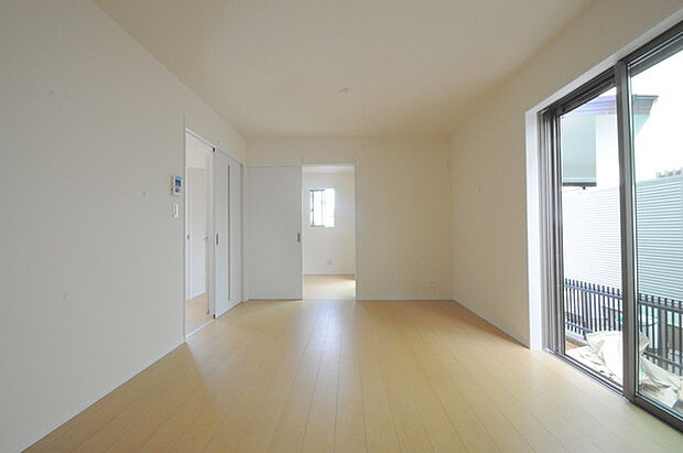 家族団欒のリビング。陽光差し込む食卓には家族の会話とスマイルが溢れます。いつまでもここで食卓を囲みたくなる、そう感じさせてくれるスペース。 