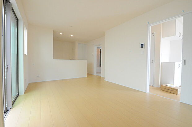 家族が一番集まる場所だから広々としつつも素敵な空間であって欲しい。皆がくつろぐリビングからキッチンまでが一つに繋がる空間。 