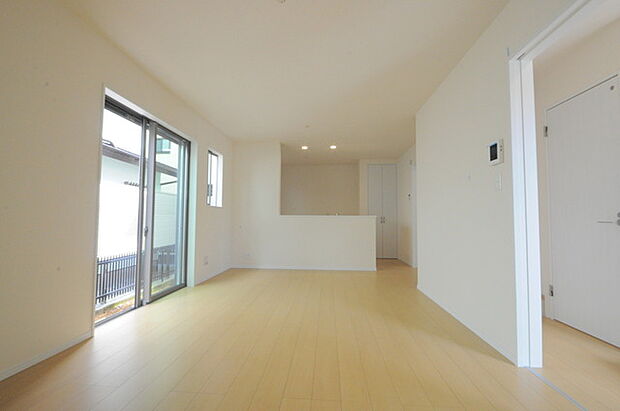 家族の集うリビングには色々な方向から光が差し込む設計に。家族のコミュニケーションが弾むスポットだから明るい雰囲気であってほしい。 