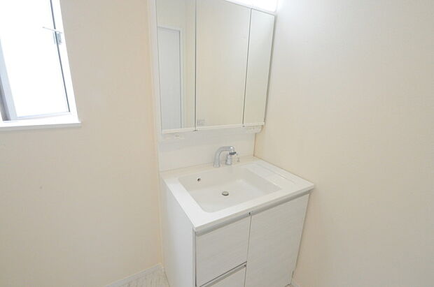 お出かけ前の身だしなみに一歩差がつく三面鏡。ミラー裏にはたっぷり収納もございます。 