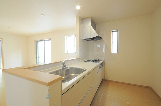 明るい光が降り注ぐ窓があるキッチンはお料理を作る時の気持ちもいつもより明るくなります。近くに窓があるので換気もしやすいですね。 