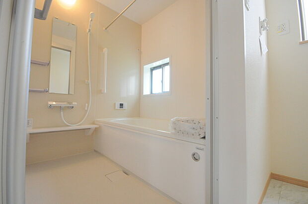 花粉や雨の日、寒い冬の時期に嬉しい浴室乾燥機。換気機能で入浴時に湿気を換気しカビの防止にもなります。  