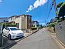 外観：4.2m幅員の道路に面しておりお車の運転が苦手な方でも安心して出入りいただけます。 