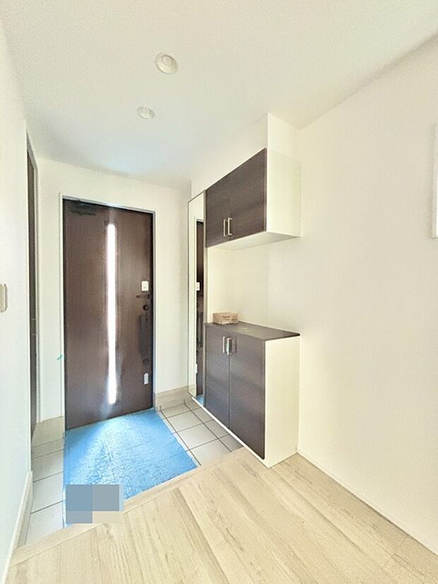 明るく開放的な玄関、靴の脱ぎ履きもしやすく、収納も豊富でご家族皆様の靴をスッキリ収納できます。