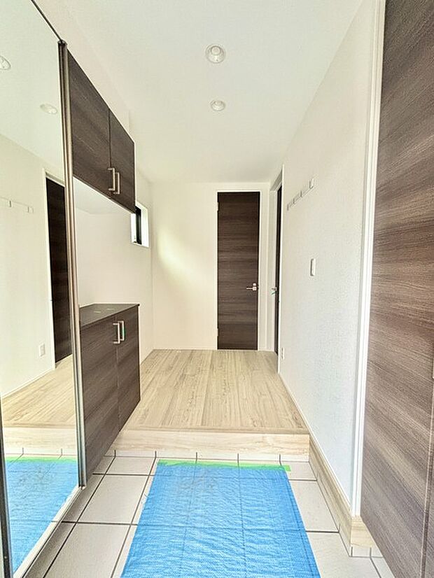 玄関はおうちの顔とも呼ばれる重要な場所!明るくスッキリと見える空間で住まう人を見送り、出迎えてくれます。