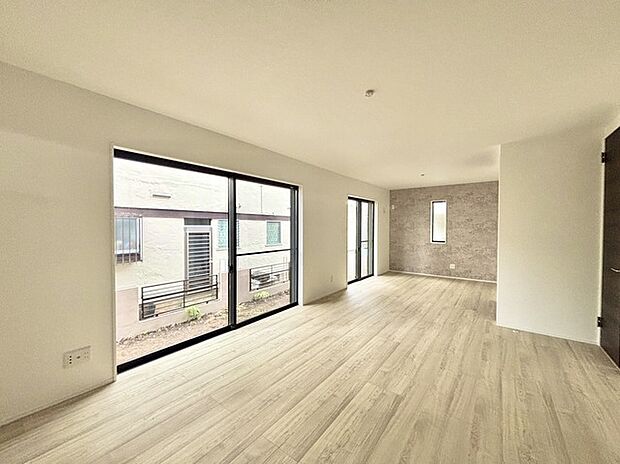 家族の集うリビングには色々な方向から光が差し込む設計に。家族のコミュニケーションが弾むスポットだから明るい雰囲気であってほしい。