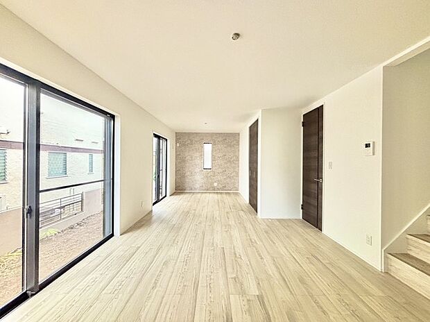 家族や友人、両親、親戚とこれから沢山の時間を紡ぐのだろう。そこを彩るのは窓から見える青い空、心地よい緑。そんなイメージが膨らむリビングスペース。