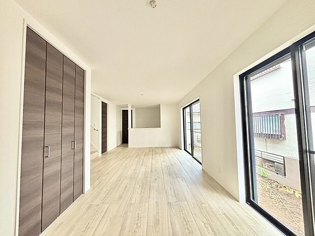 家族団欒のリビング。陽光差し込む食卓には家族の会話とスマイルが溢れます。いつまでもここで食卓を囲みたくなる、そう感じさせてくれるスペース。 