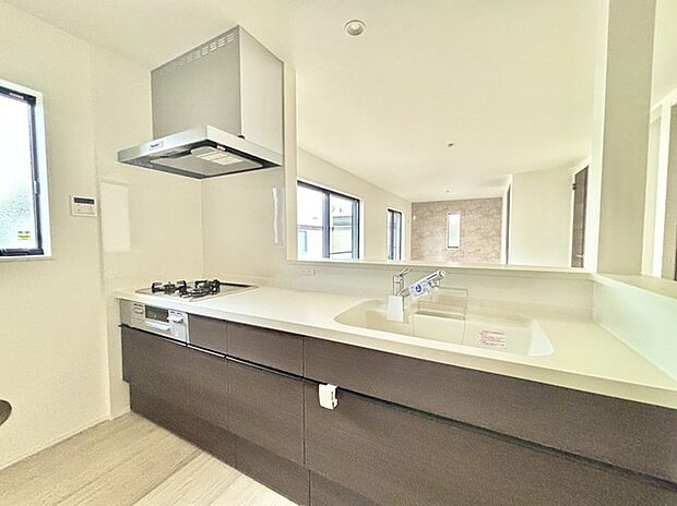 明るい光が降り注ぐ窓があるキッチンはお料理を作る時の気持ちもいつもより明るくなります。近くに窓があるので換気もしやすいですね。