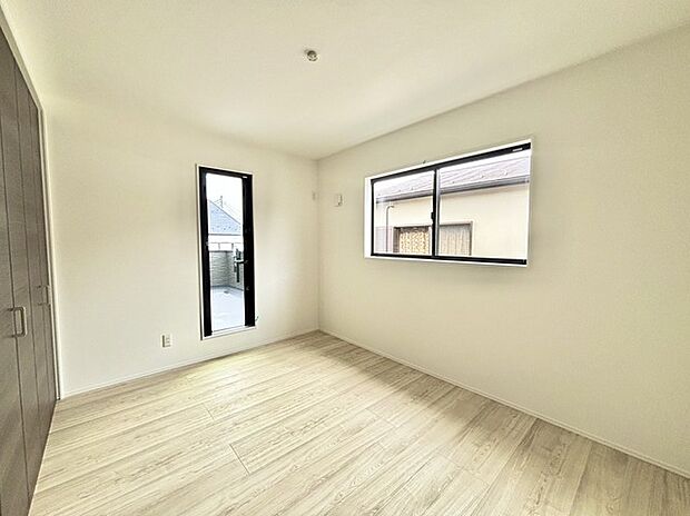 バルコニーへの出入りも可能です。