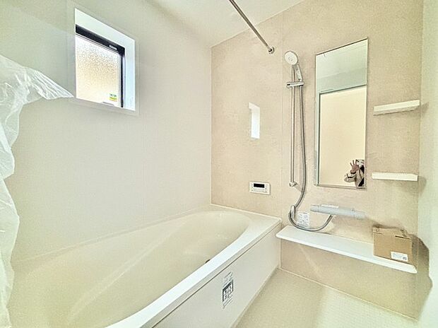 その日の疲れをゆっくりと落としてくれる場所、お子様との大事なひと時を楽しくしてくれる場所。曲線美も感じられるくつろぎのバスタブは、半身浴も楽しめる居心地の良さ。