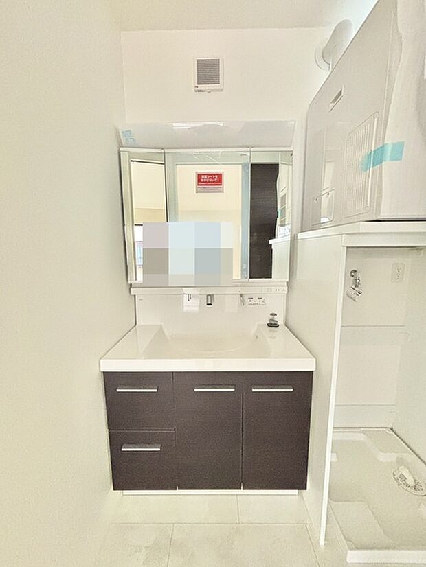 お出かけ前の身だしなみに一歩差がつく三面鏡。ミラー裏にはたっぷり収納もございます。 